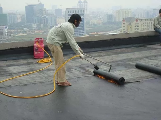Chống thấm sân thượng bằng màng khò nóng