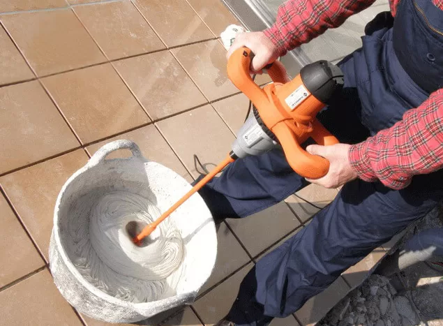 Có nên bả tường trước khi sơn không - Trộn bột bả đúng tỷ lệ