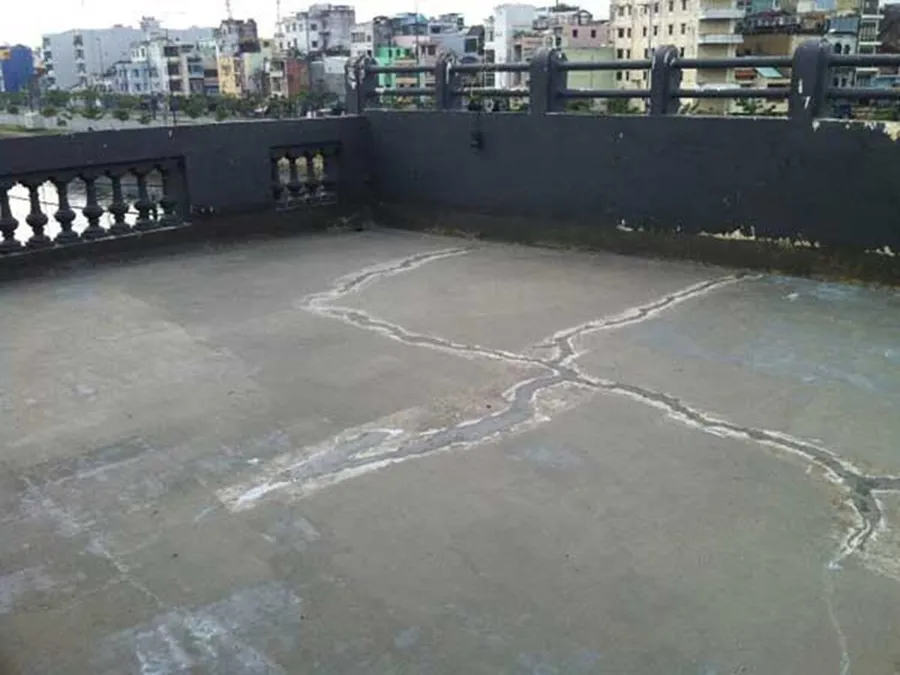 Bề mặt sân thượng bị nứt