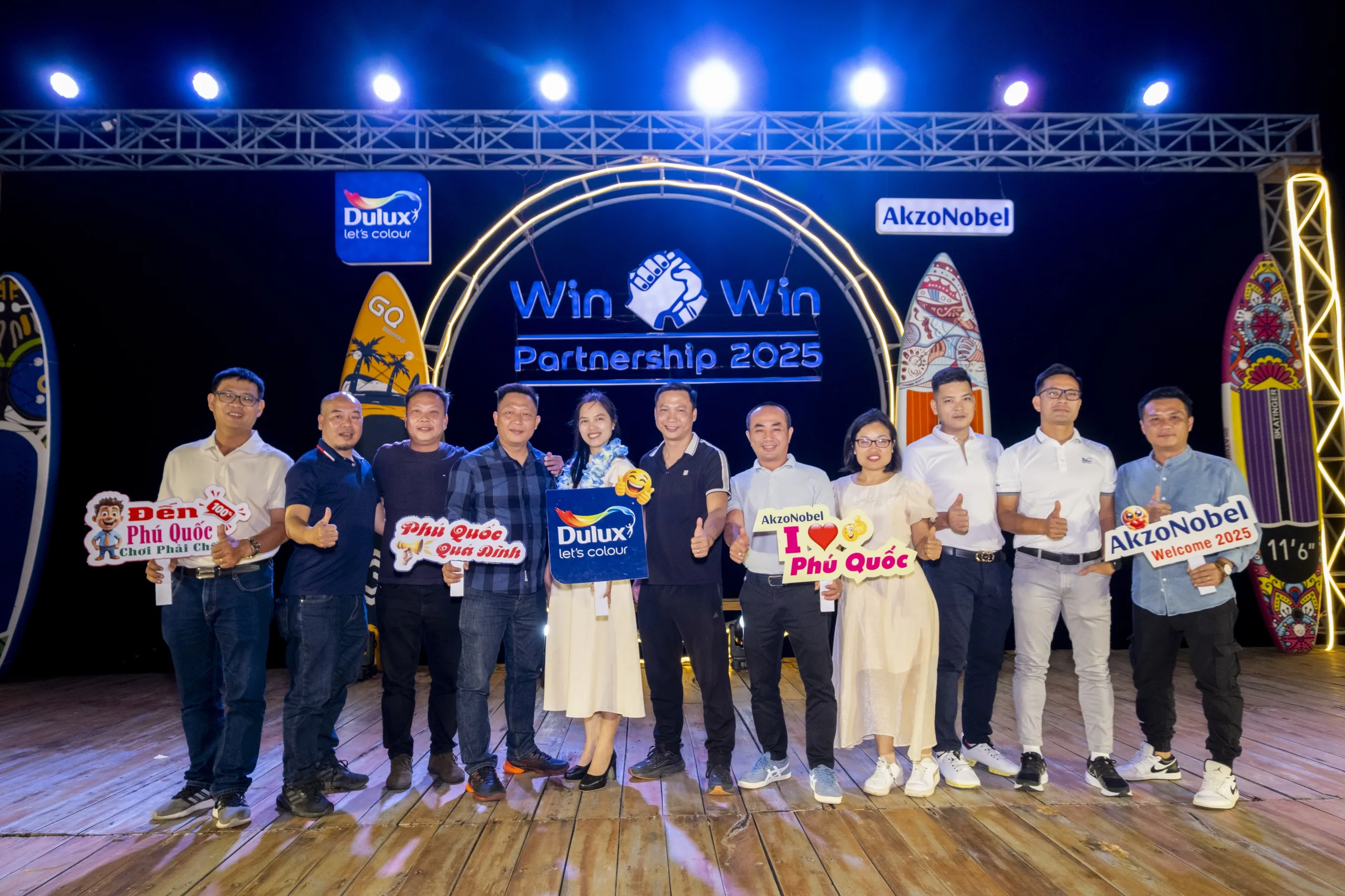Dulux hiện thuộc tập đoàn nào?